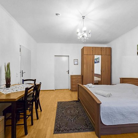 Spacious Three-Bedroom, Three King-Size Beds Vienna Esterno foto